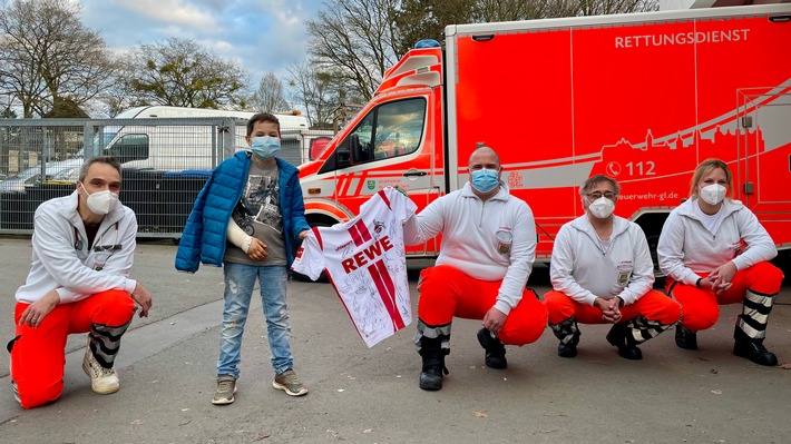 FW-GL: Der 1. FC Köln sorgt gemeinsam mit der Feuerwehr Bergisch Gladbach für strahlende Kinderaugen nach einem Rettungsdiensteinsatz
