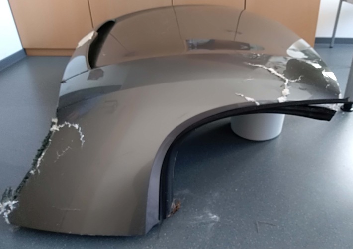POL-WE: Unfälle auf den Wetterauer Autobahnen - Welcher BMW-Fahrer verlor sein Cabrio-Dach und machte sich einfach aus dem Staub?
