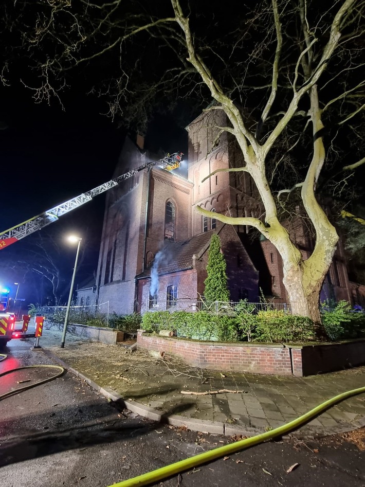 FW-GE: Feuer in profanierter Kirche in Gelsenkirchen-Rotthausen