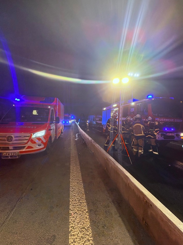 FW-E: Massenkarambolage auf der BAB 42: 19 Pkw beteiligt - Feuerwehr Essen und Bottrop im Großeinsatz