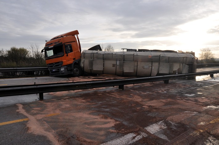 POL-WL: Lkw mit Flüssigschokolade verunfallt ++ Buchholz/Trelde - Ersatzteile abmontiert ++ Neu Wulmstorf - Zu schnell abgebogen ++ Und weitere Meldungen