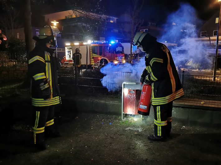 FW-WRN: FEUER_1 - LZ1 - brennt Mülleimer auf Spielplatz