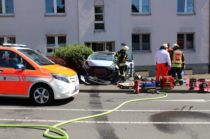 POL-RBK: Bergisch Gladbach - Pkw fährt nach Zusammenstoß vor einen Baum: 2 Schwerverletzte