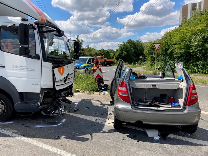 POL-AC: Kollision zwischen Pkw und Lkw: Frau wird schwer verletzt