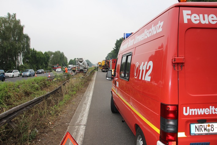 FW-BN: Betonmischer durchbricht Mittelleitplanke - Fahrer leicht verletzt