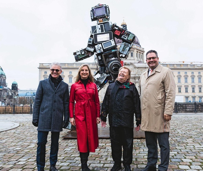 Eine Tonne Elektroschrott bewegt Deutschland | Wertgarantie und Künstler HA Schult setzen sich für "Reparieren statt Wegwerfen" ein/ Abschluss der Roadshow in Berlin. "Der Wertgigant soll die Menschen wachrütteln und zum Nachdenken anregen", sind sich Patrick Döring (re., Vorstandsvorsitzender Wertgarantie), HA Schult (2.v.re.), Melanie Mietzner (Bereichsleiterin Marketing Wertgarantie) und Konrad Lehmann (Vorstand Wertgarantie) einig.

 Copyright: Wertgarantie | Xander Heinl/photothek.de / Weiterer Text über ots und www.presseportal.de/nr/127001 / Die Verwendung dieses Bildes ist für redaktionelle Zwecke unter Beachtung ggf. genannter Nutzungsbedingungen honorarfrei. Veröffentlichung bitte mit Bildrechte-Hinweis.