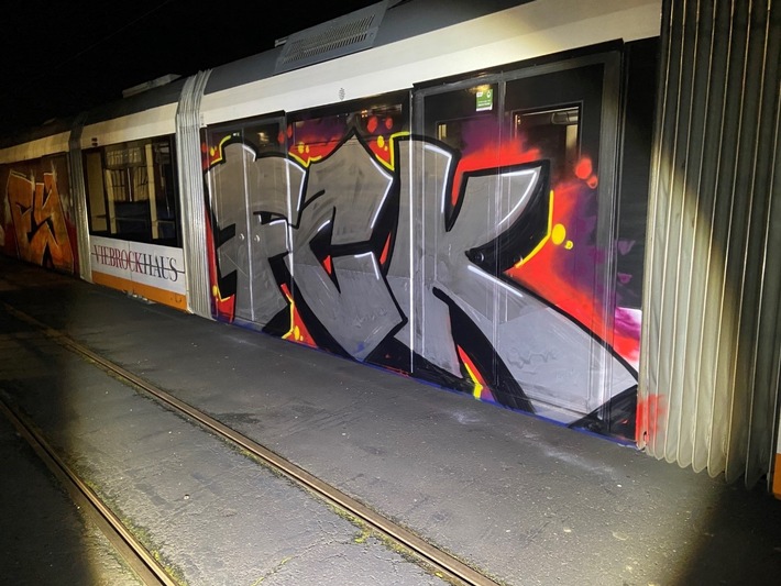 POL-PDNW: "FCK"-Graffiti an RNV Bahn