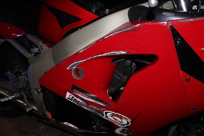POL-OE: Motorradfahrer verliert bei Sturz Ziegenfuß