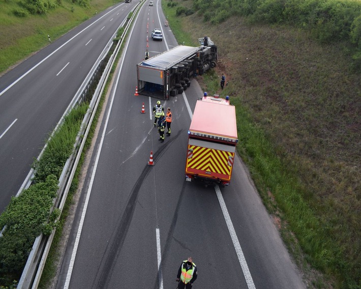 POL-PDKL: Lkw umgekippt - Autobahn für mehrere Stunden gesperrt