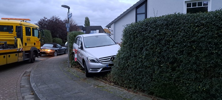 POL-NI: Rückwärts in die Hecke gefahren - Gas und Bremse verwechselt