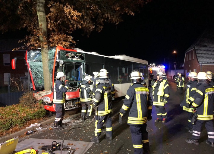 POL-DH: --- Bruchhausen-Vilsen, Linienbus touchiert Hauswand, Fahrer schwer verletzt ---