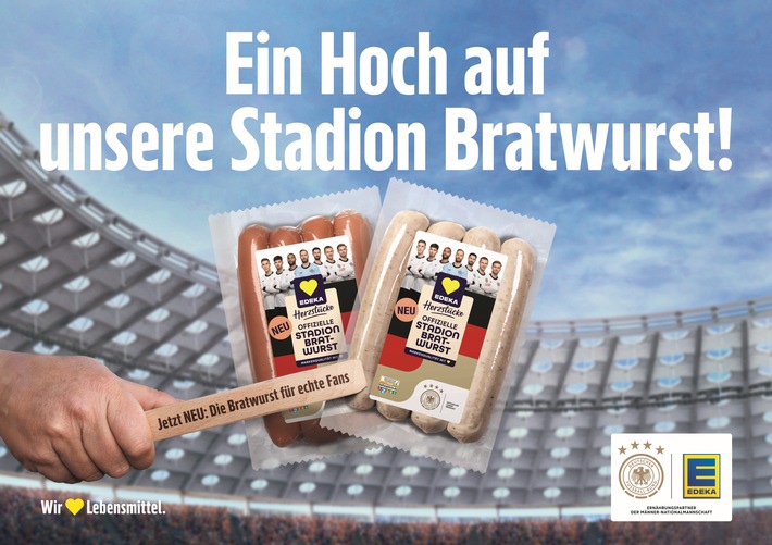 Stadionatmosphäre für zuhause - EDEKA und der DFB bringen gemeinsam die "EDEKA Herzstücke Offizielle Stadion Bratwurst" in die Märkte. / Weiterer Text über ots und www.presseportal.de/nr/51907 / Die Verwendung dieses Bildes für redaktionelle Zwecke ist unter Beachtung aller mitgeteilten Nutzungsbedingungen zulässig und dann auch honorarfrei. Veröffentlichung ausschließlich mit Bildrechte-Hinweis. Stadionatmosphäre für zuhause - EDEKA und der DFB bringen gemeinsam die "EDEKA Herzstücke Offizielle Stadion Bratwurst" in die Märkte. / Weiterer Text über ots und www.presseportal.de/nr/51907 / Die Verwendung dieses Bildes für redaktionelle Zwecke ist unter Beachtung aller mitgeteilten Nutzungsbedingungen zulässig und dann auch honorarfrei. Veröffentlichung ausschließlich mit Bildrechte-Hinweis.