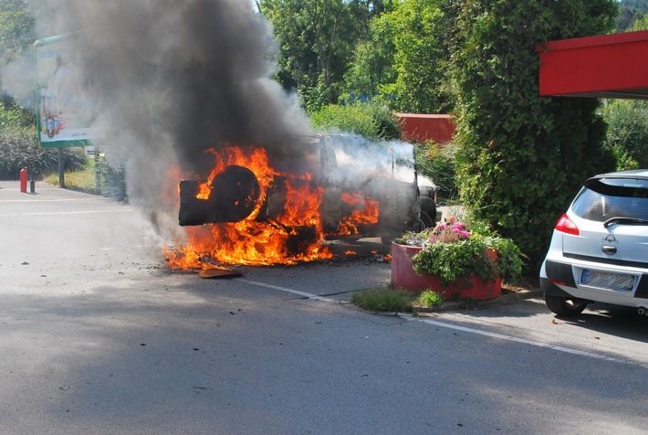 FW-MK: Geländewagen brannte in voller Ausdehnung