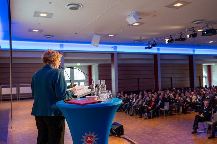 POL-AK NI: "Demokratiestärke ist Haltung" - Dritter bundesweiter Kongress des Netzwerks Demokratiestarke Polizei in Hannover