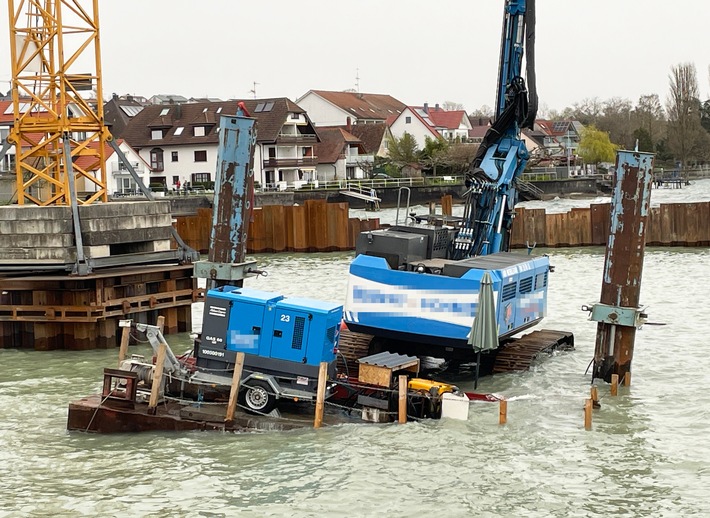 KFV Bodenseekreis: Schweres Arbeitsgerät in Schieflage im Hafen von Hagnau