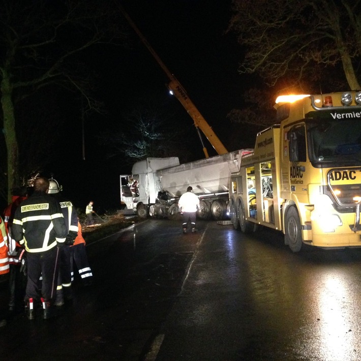 POL-HM: ca. 250000 Euro Sachschaden bei Lkw-Unfall - Vollsperrung der B 3 bei Delligsen