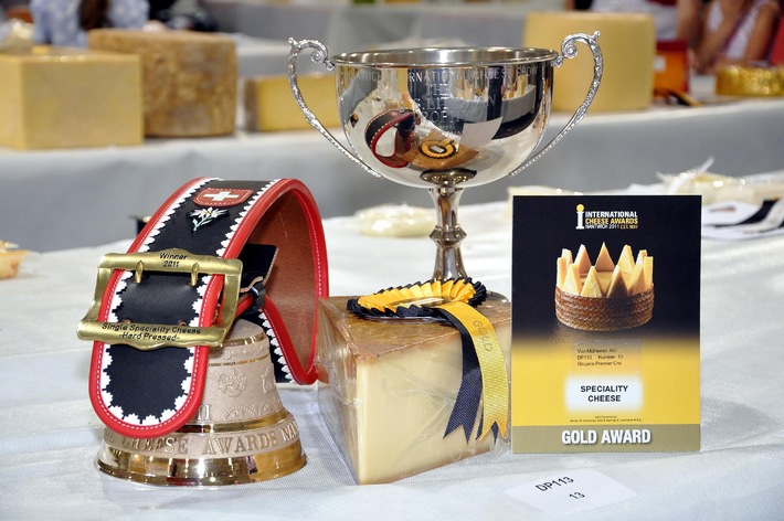 Von Mühlenen&#039;s Le Gruyère Premier Cru wurde mit zwei bedeutenden Preisen als &quot;Bester Käse&quot; und &quot;Bester ausländischer Schnittkäse&quot; ausgezeichnet