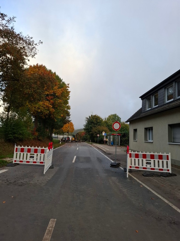 POL-OS: Bissendorf: Rollerfahrer stürzt nach manipulierten Baustellenabsperrungen in Asphaltloch
