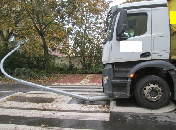 POL-PDLU: LKW beschädigt in der Berliner Straße neue Verkehrsinsel