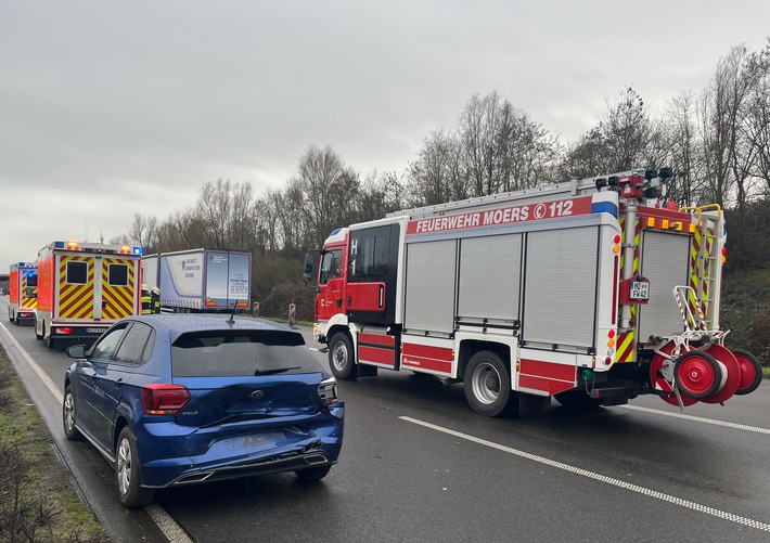 FW Moers: Drei Verletzte bei Verkehrsunfall auf der A 57