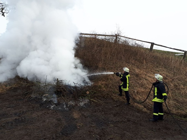 FW Lügde: Feuer 1/ brennender Unrat