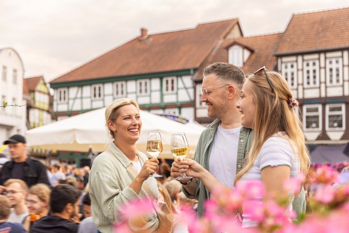 Ein königlicher Auftakt für den Weinmarkt 2025: Geburtstagsfeier für Caroline Mathilde begeistert kleine und große Gäste