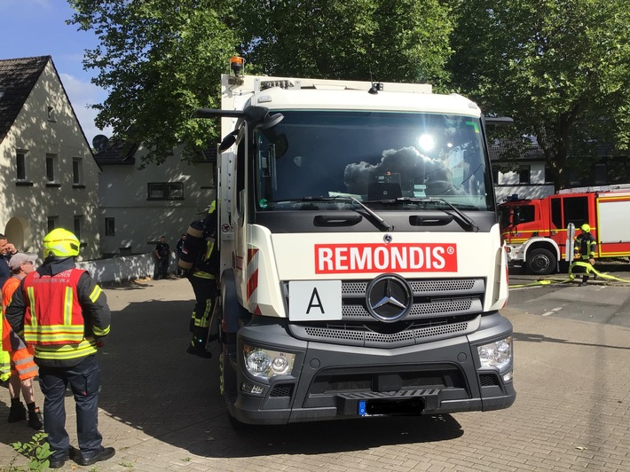FW-GE: Rauchender Müllwagen löst Feuerwehreinsatz aus