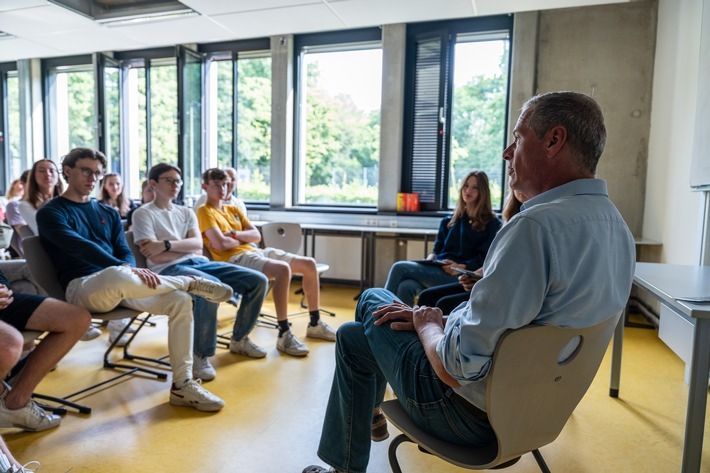 Georg Mascolo im Gespräch mit Schülerinnen und Schülern für "Journalismus macht Schule". Foto: Robert Kiehn / Journalismus macht Schule / Weiterer Text über ots und www.presseportal.de/nr/168022 / Die Verwendung dieses Bildes für redaktionelle Zwecke ist unter Beachtung aller mitgeteilten Nutzungsbedingungen zulässig und dann auch honorarfrei. Veröffentlichung ausschließlich mit Bildrechte-Hinweis.