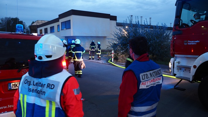 FW-MK: Brand in Firma und Paralleleinsätze