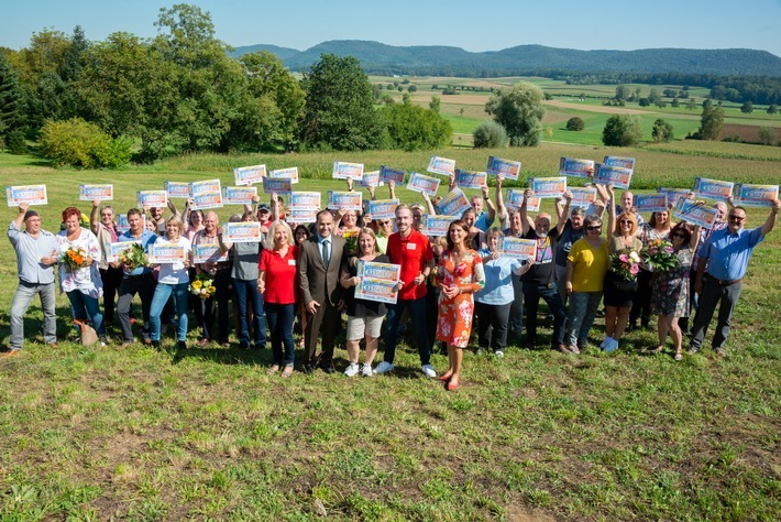 600.000 Gründe zur Freude: Postcode-Überraschung für Klettgau / 40 Klettgauer und insgesamt 600.000 Euro Gewinn - mit dabei: die Geschäftsführerin der Deutschen Postcode Lotterie Annemiek Hoogenboom, Klettgaus Bürgermeister Ozan Topcuogullari, die Monatsgewinnerin Birgit, Straßenpreis Moderator Felix Uhlig sowie Rita Schwarzelühr-Sutter, Parlamentarische Staatssekretärin im Bundesumweltministerium und Bundestagsabgeordnete des Wahlkreises Waldshut (vorne, von links nach rechts). Weiterer Text über ots und www.presseportal.de/nr/41583 / Die Verwendung dieses Bildes ist für redaktionelle Zwecke honorarfrei. Veröffentlichung bitte unter Quellenangabe: "obs/Deutsche Postcode Lotterie/Postcode Lotterie/Wolfgang Wedel"