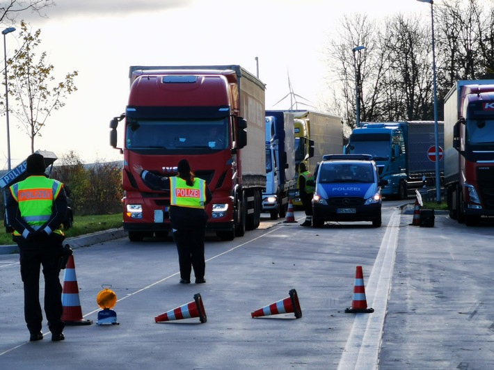 POL-VDMZ: Raser gefährden Polizeikontrolle