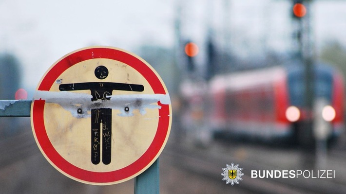 Bundespolizeidirektion München: Zeugen gesucht: &quot;Gleisüberschreiter&quot; tickt aus - 18-Jähriger randaliert, beleidigt und spuckt