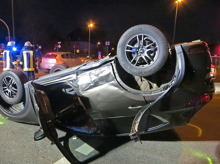FW-E: Verkehrsunfall, drei Verletzte, ein SUV bleibt auf dem Dach liegen