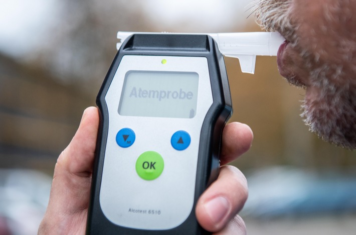 POL-ME: Betrunken auf dem E-Scooter: 47-Jähriger bei Alleiunfall schwer verletzt - 2605004