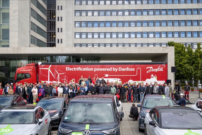 120 participants in front of the Danfoss E-truck.jpeg