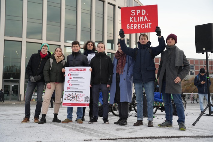 Zu Beginn des SPD-Parteitages - SPD-Klimafachgruppen protestieren für mehr Klimaschutz