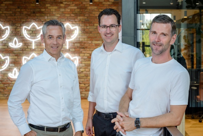 "Mit der mehrheitlichen Beteiligung an Natuvion vertiefen wir die erfolgreiche Zusammenarbeit unserer Unternehmen und bauen unsere führende Marktposition im Bereich Cloud-Migration weltweit stärker aus", so Norbert Rotter, CEO von NTT DATA Business Solutions AG und SVP der NTT DATA Corporation, Tokio. "Insbesondere die Produkte von Natuvion rund um das Thema Datentransformation und das Branchen-Know-how, vor allem im Energie- und Versorgungssektor, eröffnen uns gemeinsame neue Wachstumspotenziale."  (v.l.n.r.: Norbert Rotter, CEO NTT DATA Business Solutions; Holger Strotmann, Co-Founder und Geschäftsführer Natuvion Group; Patric Dahse, Co-Founder und Geschäftsführer Natuvion Group) / Weiterer Text über ots und www.presseportal.de/nr/24336 / Die Verwendung dieses Bildes ist für redaktionelle Zwecke unter Beachtung ggf. genannter Nutzungsbedingungen honorarfrei. Veröffentlichung bitte mit Bildrechte-Hinweis.