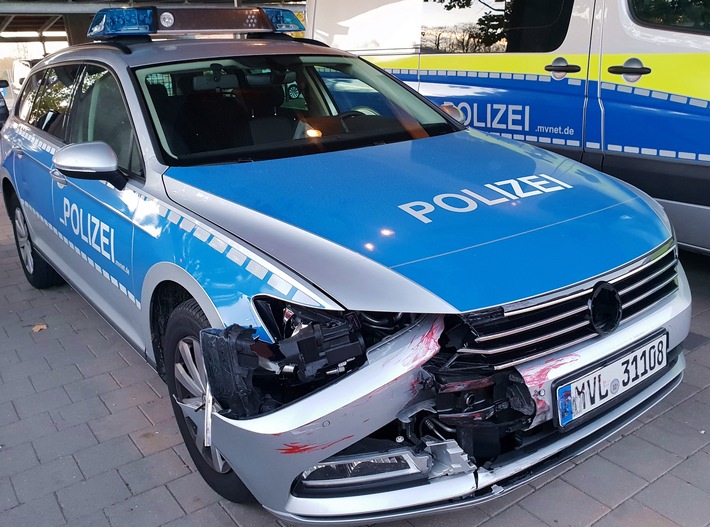 POL-SN: Straßensperre durchbrochen - Streifenwagen beschädigt - Festnahme