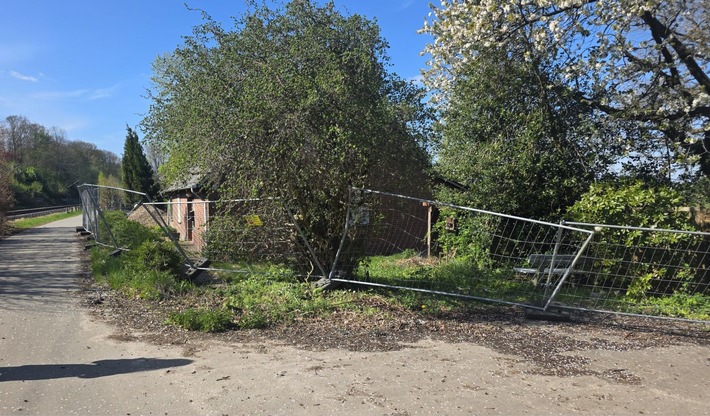POL-STD: Bauzaun in Agathenburg durch vorbeifahrendes Fahrzeug beschädigt - Polizei sucht Verursacher und Zeugen