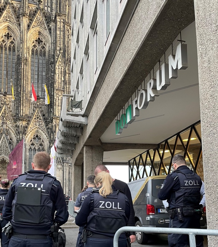 HZA-K: Kölner Zoll kontrolliert Sicherheitspersonal von 30 Firmen an Silvester in der Kölner Innenstadt - Erste Hinweise auf Mindestlohnverstöße