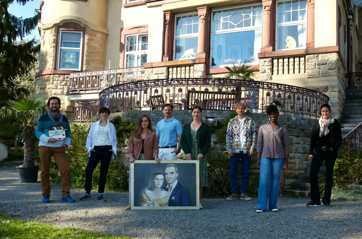 von links nach rechts: Holger Haase, Christina Hecke, Anne-Marie Lux, Torben Liebrecht, Ulrike C. Tscharre, Lucas Prisor, Ivy Quainoo und Kamerafrau Friederike Heß.
© SWR/Katharina Börner/Zeitsprung Pictures, honorarfrei - Verwendung gemäß der AGB im engen inhaltlichen, redaktionellen Zusammenhang mit genannter SWR-Sendung und bei Nennung 1-drehschluss-fuer-die-tragikomoedie-familienerbe.jpg
