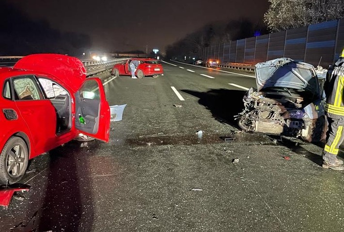 FW-GE: Einsatzkräfte der Feuerwehr Gelsenkirchen erleben unruhigen Start in den 3. Advent / Nächtlicher Verkehrsunfall auf der A 42 sowie drei Brandeinsätze halten die Einsatzkräfte in Atem