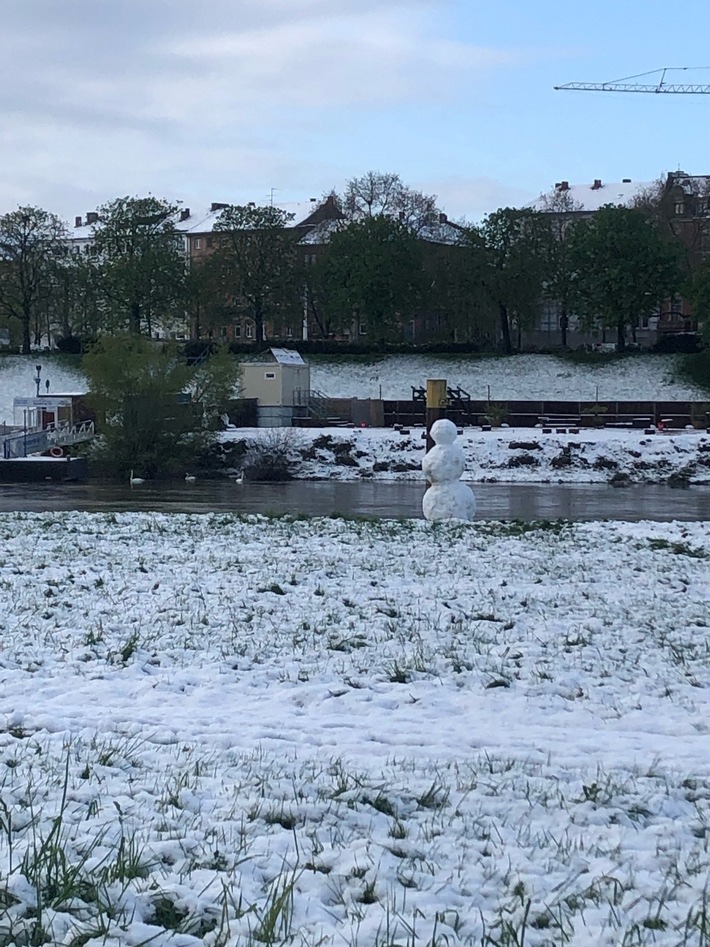 POL-MA: Mannheim-Neckarstadt: Hinweis auf nackten Mann auf der Neckarwiese