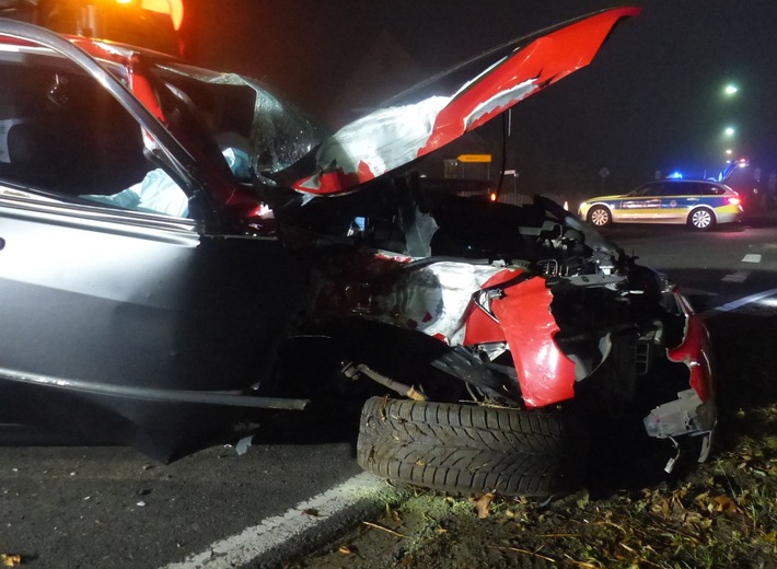 POL-MI: Auto prallt gegen Baum - Alkoholisierter Fahrer wird schwer verletzt