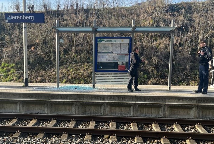 BPOL-KS: Vandalismus - Scheibe am Bahnhof Zierenberg zerstört