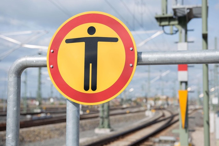 BPOL NRW: Unbekannter klettert auf Mast - Bundespolizei warnt vor Gefahren auf Bahnanlagen +++Foto+++