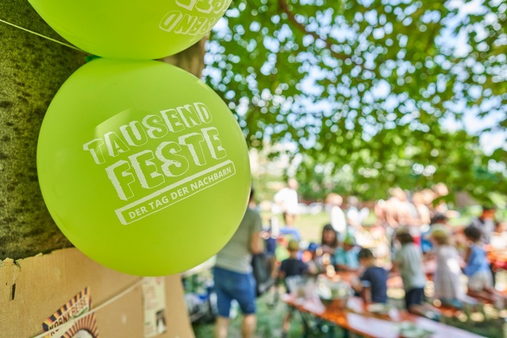 EDEKA-Kaufleute unterstützen "Tag der Nachbarn": EDEKA-Kaufleute stehen traditionell für gute Nachbarschaft. Der Aktionstag steht für lebendiges Miteinander und Zusammenhalt. Deutschlandweit feiern Nachbarn am 24. Mai. Weiterer Text über ots und www.presseportal.de/nr/51907 / Die Verwendung dieses Bildes ist für redaktionelle Zwecke honorarfrei. Veröffentlichung bitte unter Quellenangabe: "obs/EDEKA ZENTRALE AG & Co. KG"