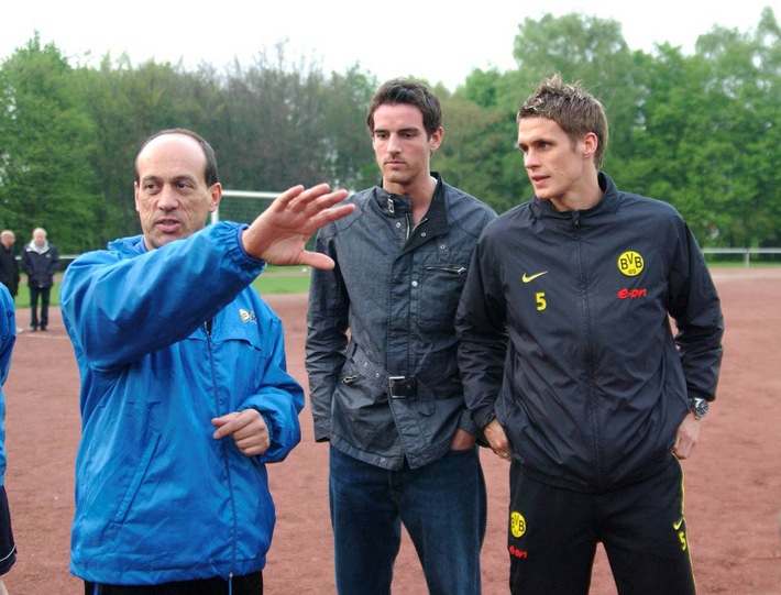 Profis Kehl und Metzelder zu Besuch beim SSV Hacheney: "Unser Fußballclub - Helden der Kreisklasse" bei kabel eins