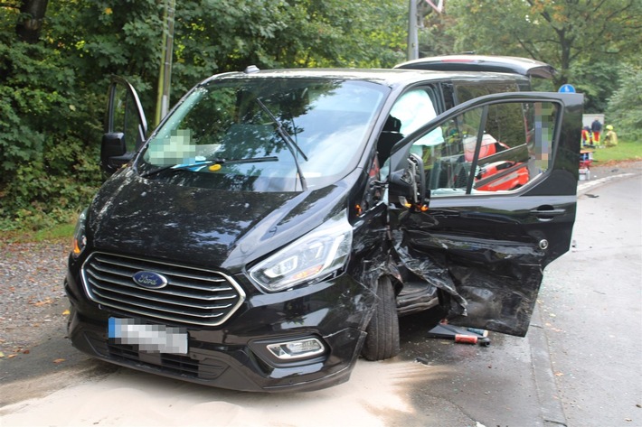 POL-RBK: Burscheid - 18-Jähriger gerät mit Audi in Gegenverkehr und verursacht Verkehrsunfall