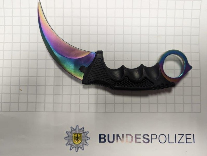 BPOL NRW: 16-Jähriger mit martialischem Messer zum Karneval - Bundespolizei nimmt Jugendlichen fest